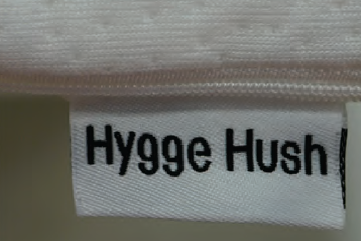 Etiqueta con la marca Hygge Hush 