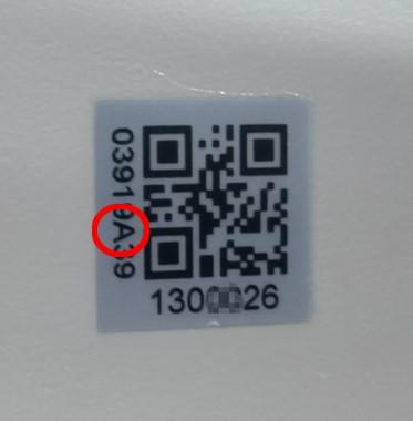 Calcomanía con el código QR en la parte posterior de la impresora 3D retirada del mercado que tiene una “A” en el sexto dígito