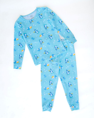 Pijama de dos piezas retirado del mercado en tela azul claro con pingüinos que sostienen jánucas, dreidels, regalos, donas y copos de nieve