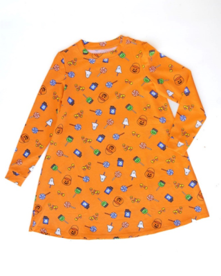 Vestido de entrecasa (manga larga) retirado del mercado en tela naranja con caramelos, cubos Jack-O-Lantern y paletas surtidas