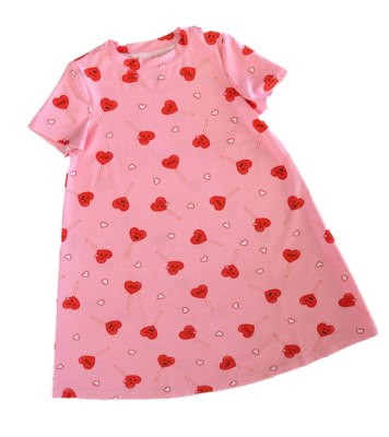Vestido de entrecasa (manga corta) retirado del mercado en tela rosada con paletas rojas en forma de corazón y corazones blancos pequeños