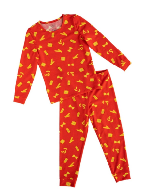 Pijama de dos piezas retirado del mercado en tela roja con formas de pasta amarilla surtidas