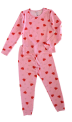 Pijama de dos piezas retirado del mercado en tela rosada con paletas rojas en forma de corazón y corazones blancos pequeños